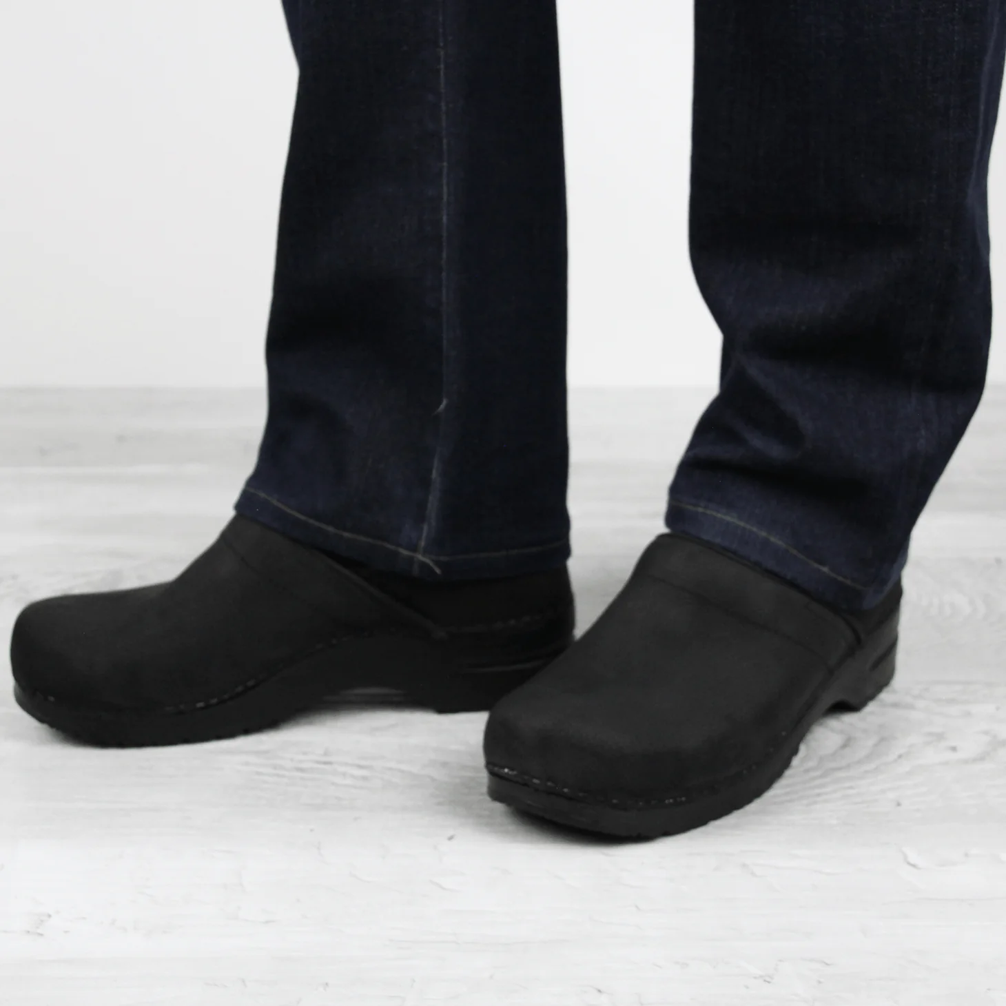 Pro. Textured Oil Men's Clog in Black Narrow - Image 3